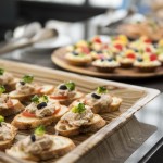 佐以西蘭花點(diǎn)綴的鮪魚沙拉鹹式小茶點(diǎn)，清爽健康無負(fù)擔(dān)