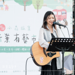 街頭藝人溫柔的樂(lè)音與清新的嗓音，蔓延至市集的每一處角落。