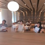 松鼠調(diào)皮地把書藏在「樹幹上」及「樹洞裡」！神奇的空間、不平凡的書架設(shè)計(jì)，從直線向上延伸至天花板曲面的翻轉(zhuǎn)變化，讓冰冷建築頓時(shí)有了藝術(shù)的溫度！