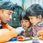 大小朋友全神貫注，將有獨特香味、葉子形狀與楓葉相似的「楓香」果實，製作成獨一無二的小小飾品。