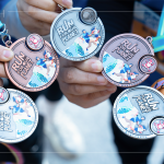 賽後同仁一一亮出閃亮的路跑獎牌，完成目標後的感動不言而喻。