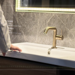 一體瓷檯盆的選用，擁有典雅大器的檯面，整潔不易卡垢，邊框的溝槽設(shè)計(jì)，可大幅降低噴濺情況，打造專屬好感衛(wèi)浴。