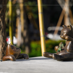 社區(qū)一隅的貓咪藝術(shù)駐景，自在隨性的特質(zhì)，跨界的開(kāi)放態(tài)度，是金工藝術(shù)家-曾永玲老師呈現(xiàn)作品的方式。