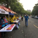 有熟悉的笑容與身影跑進(jìn)了新業(yè)團(tuán)隊(duì)的鏡頭裡，原來是新業(yè)建設(shè)穆椿松名譽(yù)董事長（右一）也到場為跑者加油！也讓現(xiàn)場加油團(tuán)隊(duì)士氣大振！