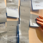 透過課間互動(dòng)，與各部門主管探討『新業(yè)員工應(yīng)具備的能力或條件』，『主動(dòng)、積極、樂觀』的理念，時(shí)常深刻烙印在每位新業(yè)夥伴心中。