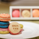 致上由法國(guó)甜點(diǎn)師傅經(jīng)營(yíng)品牌 ＃Habibi_macaron，研發(fā)出減糖20%，並結(jié)合臺(tái)灣在地特有食材，在這感恩季節(jié)，與新業(yè)家人分享。