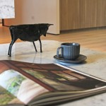 我們的人生已送走且迎來許多春夏秋冬，就像我們生活有沉寂也有活躍的時刻，此刻細細回味，過往的故事就如同翻開的頁扉，一一浮現(xiàn)並鮮明著。