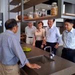 新業(yè)建設(shè)卓勝隆董事長（左）偕同簡福榮總經(jīng)理（右二）及邱正光副總經(jīng)理（右一），與團(tuán)隊成員以「使用效益最大化、備餐步調(diào)多樣化」的角度，討論適合配搭的中島提案，讓掌廚時刻更加游刃有餘。