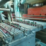 磁磚經(jīng)過壓模削邊的程序後，最後需品管人員以小工具逐一擊打的方式，確認(rèn)有無瑕疵品在其中，即使瑕不掩瑜，也依然難逃有如般鷹眼般的專業(yè)判斷。