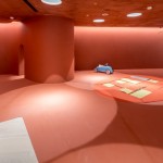 兒童遊戲室天花板的圓孔透下一個(gè)又一個(gè)的光圈交織，明亮之下更顯繽紛。為了視覺巧思，新業(yè)在天花板也加入珪藻土塗料，防潮瞬乾的特性，讓好動(dòng)、頻頻出汗的孩童們享有暢快呼吸的遊玩空間。－【新業(yè)觀峰】。