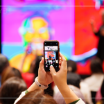 旅英原住民藝術(shù)家—優(yōu)席夫，以自身的旅遊經(jīng)驗(yàn)，分享給新業(yè)住戶們，以風(fēng)趣又知性的角度，探討在地的文化藝術(shù)。