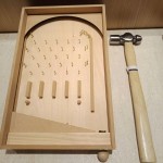 除了室外充滿文藝與悠閒氣息的市集，【新業(yè)宜家】內(nèi)也舉辦「親子手作彈珠臺活動」，讓親子同樂互動。不僅能從中體驗到手作樂趣，也能培養(yǎng)孩子的耐心，並從手邊的材料開始，循著邏輯逐步掌握一項物品組裝的原理。