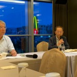 新業(yè)卓勝隆董事長(右一)在會議中也肯定同仁的付出，例如：甫於去年交屋的【新業(yè)宜家】榮獲第八屆臺中市都市空間設(shè)計(jì)-傑出獎，是匯聚各部門之心力打造的豐碩成果。