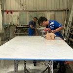 現(xiàn)場(chǎng)師傅熟練地操作拋光機(jī)搭配肉眼觀察，就像作畫一樣揮灑。只是打磨拋光屬於「減法的藝術(shù)」，卸除表面凹凸不平且粗糙的表面，不求快但求仔仔細(xì)細(xì)，達(dá)到光滑晶透如鏡面的效果。