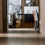 穿過長廊，蹲低身子，彷彿透過小孩子的雙眼看美麗的世界。