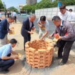 新業(yè)建設(shè) 穆椿松名譽董事長（左三）偕同卓勝隆董事長(左二)、邱正光副總經(jīng)理(左一)帶著虔念，期盼【築願景】工程平安順利。