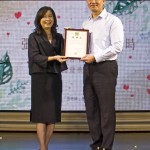 一路以來(lái)，有一群人默默的付出，正在做著一件極具意義的事，需要更多人去支持，新業(yè)也一同加入此行，讓愛(ài)及時(shí)!圖為「臺(tái)中張老師中心」主任委員張麗莉（圖左）向新業(yè)建設(shè)楊世偉經(jīng)理（圖右）致贈(zèng)感謝狀。