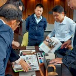 不同的顏色、材質(zhì)、功能性質(zhì)甚至觸感等，排列組合甚至有上千種組合，需要職人根據(jù)多年經(jīng)驗(yàn)，仔細(xì)推敲琢磨並判斷。（圖左一為卓勝隆董事長(zhǎng)，圖右二為邱正光副總經(jīng)理）