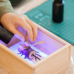 拋下常見的粘著劑，利用最安全的且保持素材原貌的UV光膠進(jìn)行，搭配紫外光手電筒，讓作品快速接著又兼具美觀。