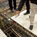 良辰吉時(shí)，澆下米酒象徵向天地敬酒，感謝工程順利。