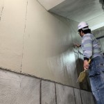 職人一遍一遍的在建築立面抹開，事先的預(yù)留溝縫也是門學(xué)問。