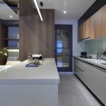 巧思哲學(xué)的私廚空間，不論視覺上或?qū)嵱眯远际鞘孢m的生活享受，易清潔不卡垢的檯面材質(zhì)，大手拉小手一抹即淨(jìng)，配置「不斷電系統(tǒng)」，在停電時，冰箱中的食物也持續(xù)保鮮。