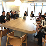 相聚時光，愜意坐在二樓圖書會議室暢所欲言。