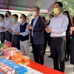 新業(yè)建設(shè) 穆椿松名譽(yù)董事長(右三)、卓勝隆董事長(右四)，帶領(lǐng)著各部門職人團(tuán)隊(duì)，一同焚香祝禱，眾人一心，虔誠祈禱，繫起天地與人之間的溝通。