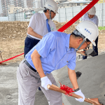 新業(yè)建設(shè)-董事長(zhǎng) 卓勝隆(中)，以金鏟鏟起沙堆，象徵整個(gè)工程的開(kāi)端與順?biāo)?，為往後的臺(tái)中14期築下最宜居的家園。