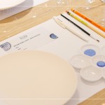 各式畫筆的運(yùn)用大不同，先以『鉛筆』初步草稿，再以『描邊筆』描繪鉛筆的筆跡，『毛筆』沾滿藍(lán)彩，揮灑在潤白的瓷盤上，多樣層次、繆思變化。