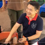 新業(yè)建設(shè) 邱正光 副總經(jīng)理 帶領(lǐng)新業(yè)職人們一同參與原生苗木培育-換盆作業(yè)，以實(shí)際行動(dòng)公益，喚起同仁們對(duì)臺(tái)灣山林的關(guān)注。