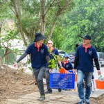 新業(yè)同仁們分工將所需要的工具、水、小樹苗等，步行約400公尺，抵達本次防火林帶建置的位置。