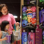 原先在腦中的五元老(樂(lè)樂(lè)、憂(yōu)憂(yōu)、怒怒、厭厭、驚驚)，被新來(lái)的情緒朋友關(guān)起來(lái)了！會(huì)有什麼樣的冒險(xiǎn)等著他們呢？