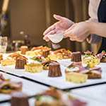 灑落雪般的糖粉，一場場精心的味覺饗宴即將上演！