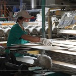 窯場師傅細心的檢驗每一片磁磚，不斷的反覆確認，感受每一分的精準細節(jié)。