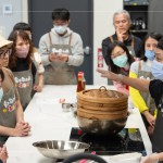 再次邀請廚藝職人 ＃吳志杰師傅(右一)，身懷30年以上的廚藝經(jīng)驗，研究出最有口感的蘿蔔糕作法，不藏私的傳授給新業(yè)家人們。