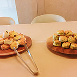 佐羅勒、蒜泥及鮮榨橄欖油製成的鹹司康別有一番風味。