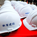 戴上工程帽如同披上鎧甲，每一步築跡都能走得踏實而穩(wěn)健，成為頭頂之上無聲的守護者。