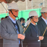 新業(yè)團(tuán)隊(duì)齊聚，眾人一心，手持炷香，煙氣霧氣交織，裊裊上升，願(yuàn)直達(dá)天聽(tīng)，透過(guò)聲聲祝禱，傳遞心中滿懷的期盼與感恩。(左一為新業(yè)建設(shè) 穆椿松 創(chuàng)辦人，左二為卓勝隆 董事長(zhǎng))