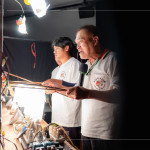 後臺裡，老師傅與藝師們熟練且忙碌的操弄著影偶，百年故事在幕後流動，文化溫度在指尖間傳承。(圖右一為張榑國團(tuán)長)