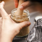 將味噌原料充分混合後裝罐，層層壓實，手作的溫度與節(jié)奏，讓每一罐味噌都帶著獨一無二的個人印記。