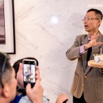 老爹現(xiàn)場親自示範了乳酪現(xiàn)刨秀，在眾人們的驚呼下，刨出一朵朵康乃馨花瓣來，難得的機會能親眼見識這般技藝，新業(yè)家人們紛紛拿出手機拍下紀錄！