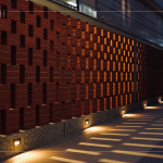 獨(dú)特的紅磚砌牆，錯(cuò)落的完美設(shè)計(jì)，讓原本夜晚較為陰暗的小巷增添了意外的人文氣息。