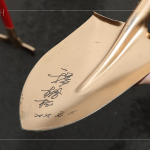 新業(yè)建設(shè) 創(chuàng)辦人 穆椿松先生，於金鏟子上簽名，象徵著開工誌慶，步步啟程。