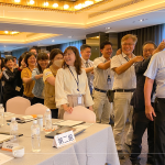 同仁們互相舒緩筋骨、鼓舞激勵(lì)、調(diào)整節(jié)奏，開啟一天的課程，同時(shí)也圈起彼此情感與向心力。