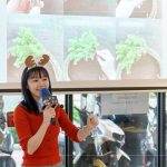 再次攜手 ＃蒔嚐花藝 shibashiba florist，帶領(lǐng)手綁半月型聖誕花圈，將這一年的珍藏，編織成一圈圈的溫柔。