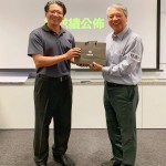 課程尾聲，新業(yè)建設(shè)榮譽董事長－穆椿松先生準備禮品致贈，感謝王永福講師帶給我們精采充實的教育訓(xùn)練。