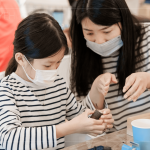 溫柔仔細(xì)的叮嚀，默默在旁靜靜看照，放手讓孩子盡情的發(fā)揮，在課程中找到手作帶來的自我可肯定與完成後的感動(dòng)。