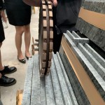 現(xiàn)場(chǎng)除了大型切割器，這個(gè)狀似迷你輪胎的器材，是讓石材切割出止滑溝的秘密武器，可謂小兵立大功！