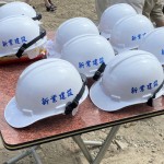 新業(yè)總是將住戶的需求與期待放在心上，每一頂工程頭盔不僅代表專業(yè)，也象徵著與建築師心起手應(yīng)、一同築起願景的默契。